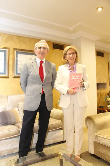 Los autores de 'Las mil primeras', Julio Montero-Diaz y María Luisa Galdón. ROBERTO LEDO.