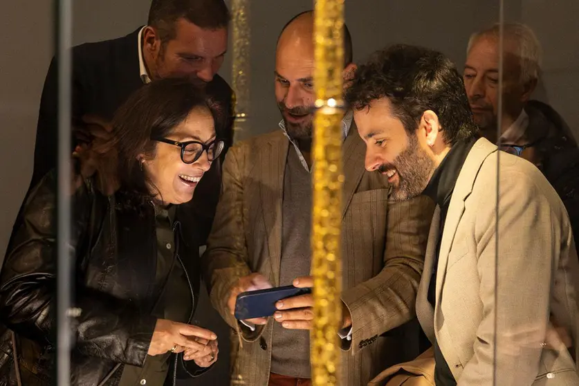 El conselleiro de Cultura, Lengua y Juventud, José López Campos, y el director adjunto y conservador jefe de la Frick Collection de Nueva York, Xavier F. Solomon, visitaron la exposición Tesouros Reais en el Museo Centro Gaiás.