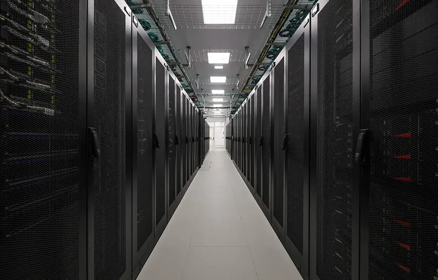 O Deucalion, inaugurado em setembro de 2023 e com capacidade para executar 10 milhões de biliões de cálculos por segundo.