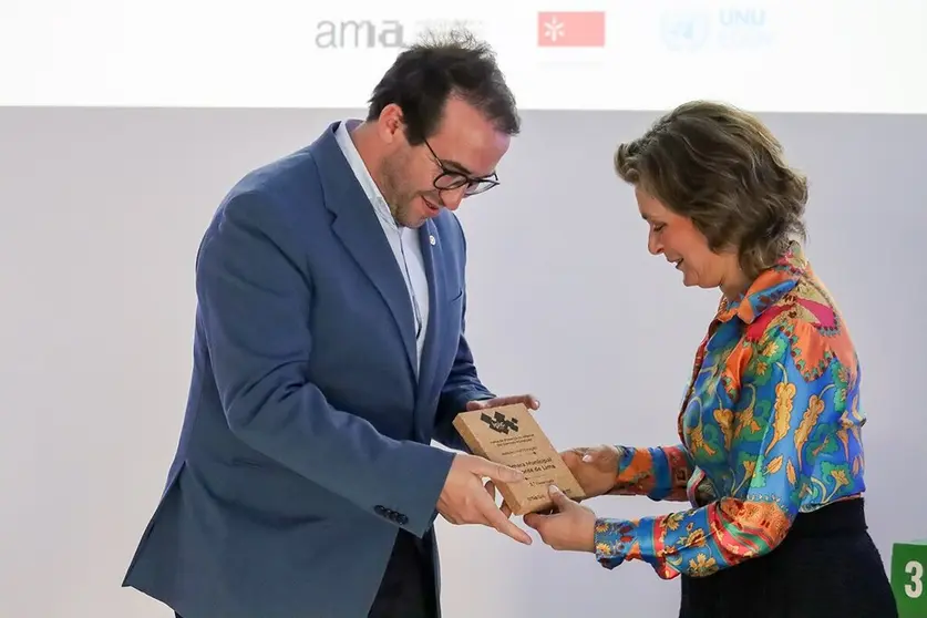 Paulo Barreiro de Sousa recolhe a distinção.