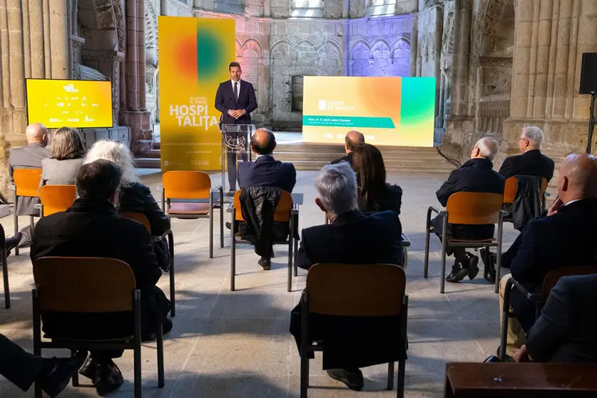 O conselleiro de Cultura, Lingua e Xuventude participa na presentación da mostra na igrexa de San Domingo de Bonaval.