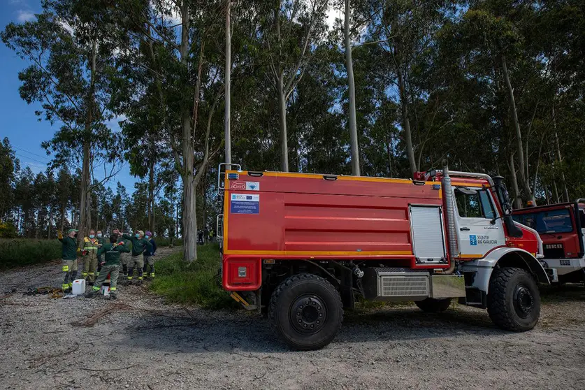 Unha trintena de medios aéreos e 380 motobombas.