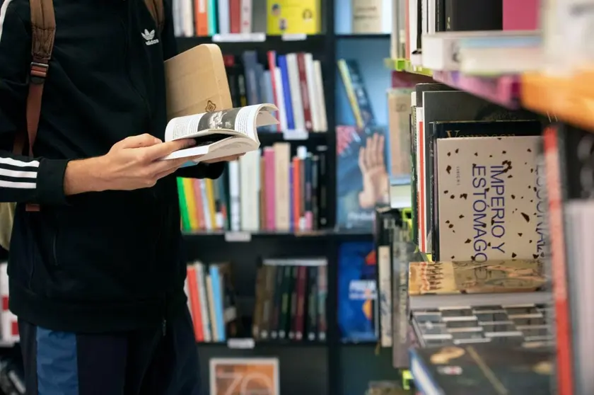 Se dirige a ayuntamientos integrados en la Red Pública de Bibliotecas de Galicia en dos categorías: hasta 10.000 habitantes y con una población superior.