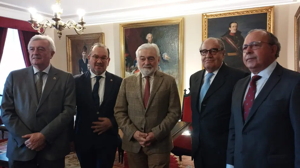 Los dos ex rectores y el rector de la USC.