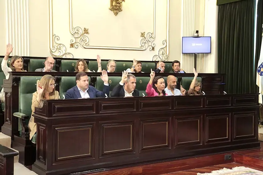 Votación no pleno da Deputación de Pontevedra.