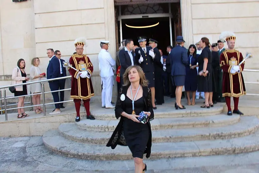 A alcaldesa, Nava Castro, no intre en que agarda polos convidados.