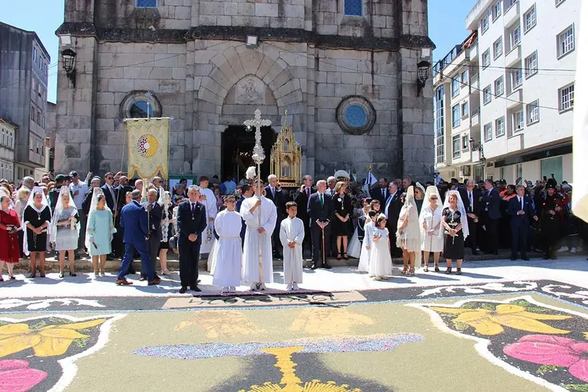 Salida de la procesión con el Santísimo Sacramento desde la plaza de Bugallal.