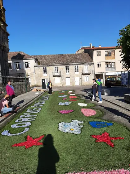 Alfombra fronte a Igrexa Parroquial.