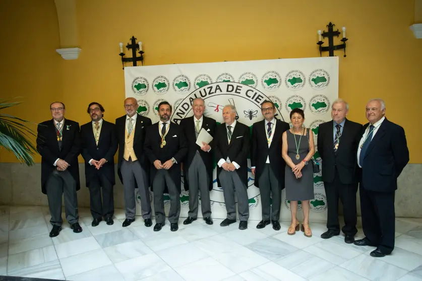 Francisco Peña con los Académicos.