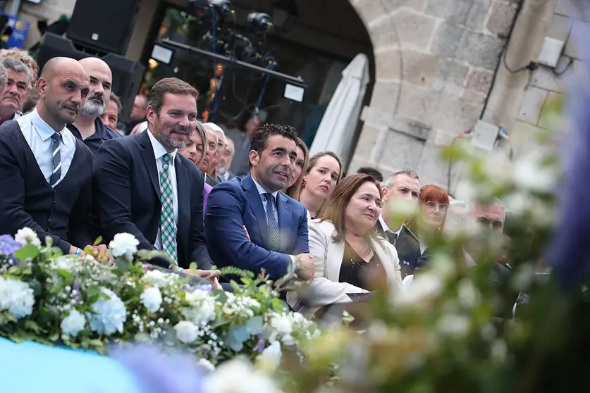 O presidente da Deputación e o alcalde do Porriño xunto con outras autoridades.