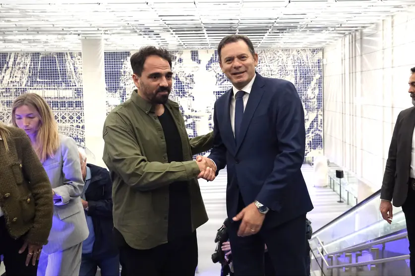 Primeiro-Ministro Luís Montenegro com o artista plástico Vhils, tendo em fundo o mural da estão de Metro do Aeroporto de Orly, França.