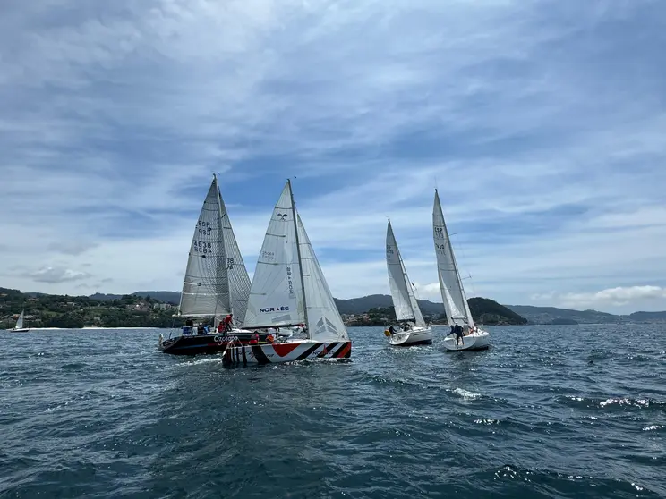 El 'Vagalume' en primer plano, marcando al 'Ozosana'.