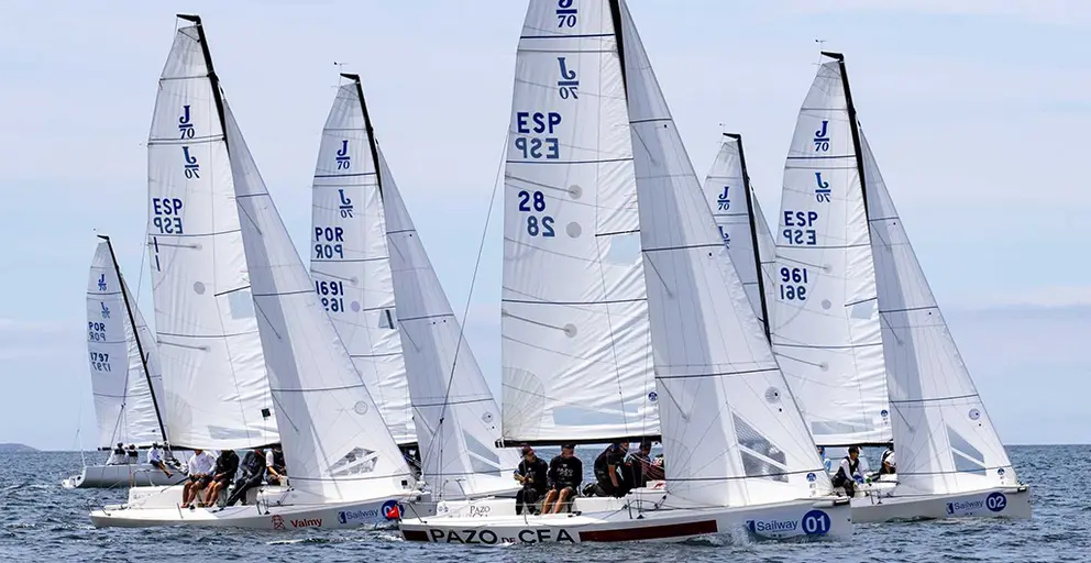 En primer plano J70 Pazo de Cea (plata) y Valmy-Marina Coruña (vencedor Young J70). NEUZA ARIAS PEREIRA.