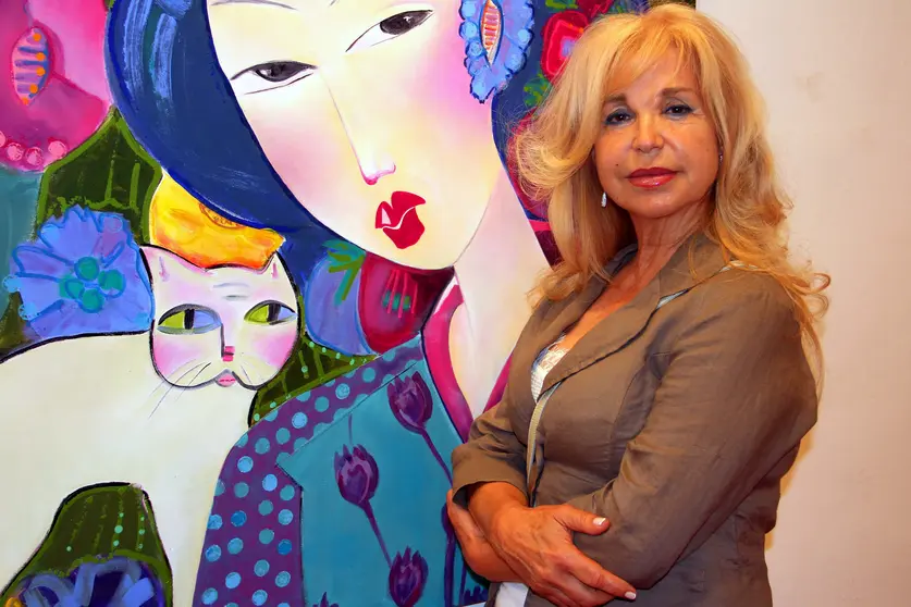 Touza diante de uma de suas obras que lembra seu professor Wallace Ting, na Casa de Galicia de Madrid.