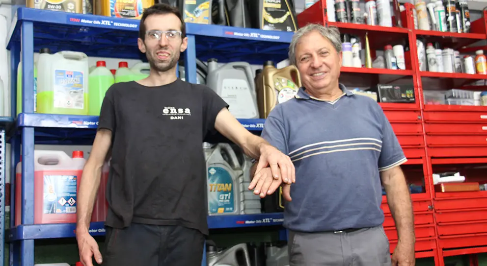 Enrique y Dani, en Talleres Ensa, en Salvaterra de Miño.