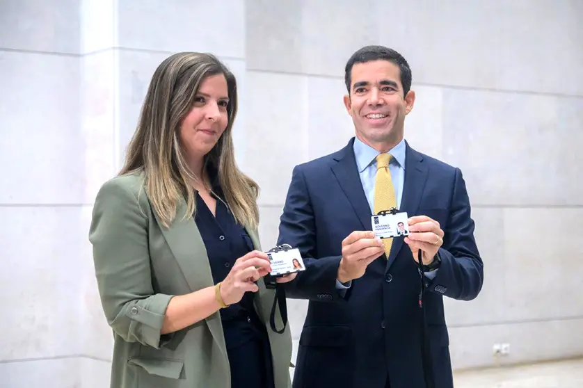 Ministros da Presidência, António Leitão Amaro, e da Juventude e Modernização, Margarida Balseiro Lopes, mostram os seus cartões de acesso ao Campus XXI, Lisboa.