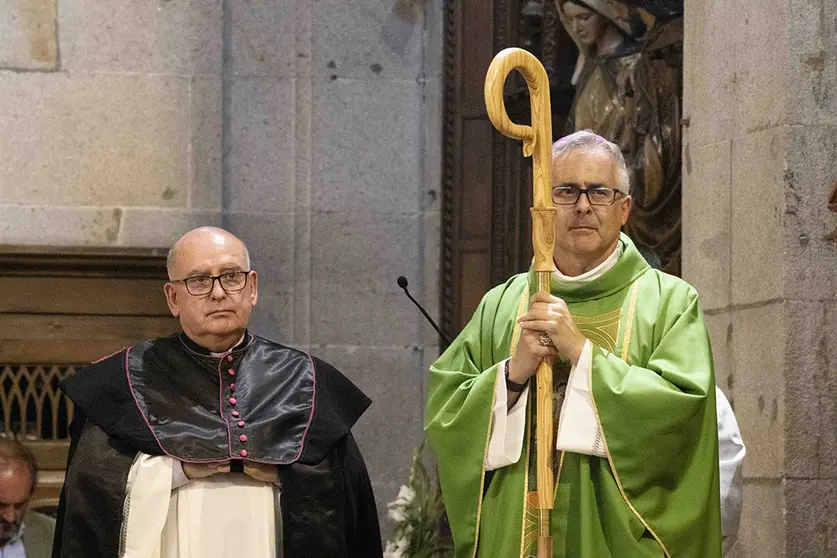 Mons. Antonio Valín Valdés, recientemente ordenado obispo, preside su primera misa episcopal en la concatedral de Vigo. ARCHIVO.
