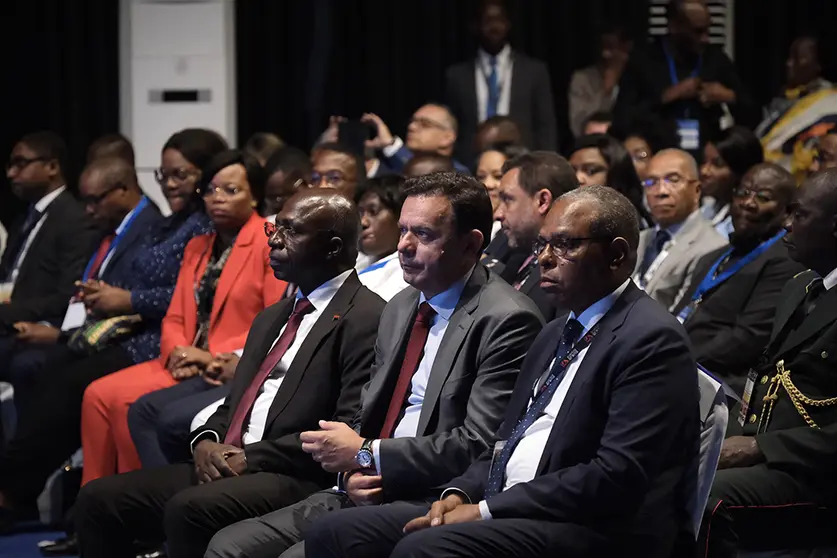 Primeiro-Ministro Luís Montenegro com os Ministros angolanos das Relações Exteriores, Téte António, e da Indústria e Comércio, Rui Miguéns de Oliveira, no Fórum Económico Angola-Portugal, Luanda.