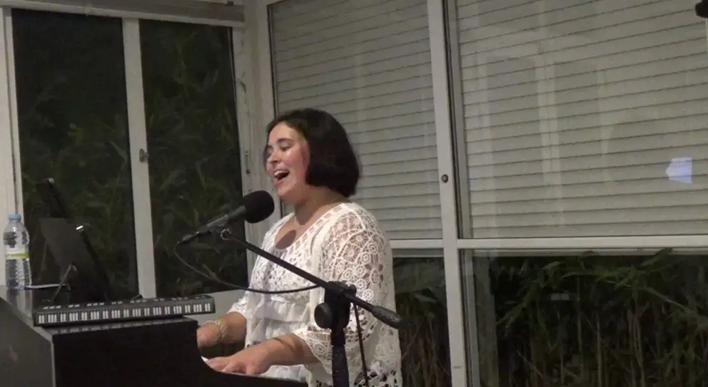 Laura interpretó un repertorio variado que incluyó piezas de reconocidos compositores como Ludovico Einaudi, Pablo López, Sebastián Yatra y Freddie Mercury.