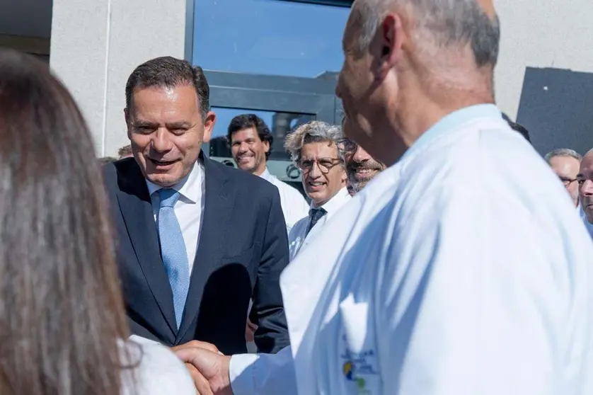 Primeiro-Ministro Luís Montenegro cumprimenta médicos, enfermeiros e funcionários da urgência obstétrica e pediátrica do Hospital de Santa Maria, Lisboa.