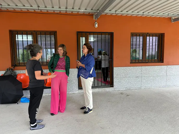 La alcaldesa, Nava Castro, en Centro Cultural do barrio de Cillarga.