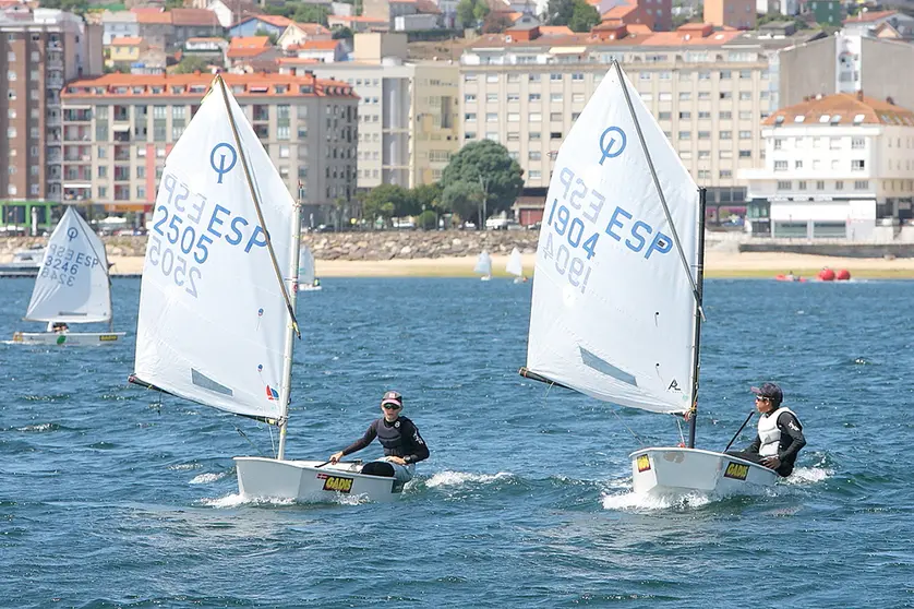 La Regata GADIS arrancó con fuerza en la Ría de Arousa, con Enzo Ferrón liderando la categoría Optimist.