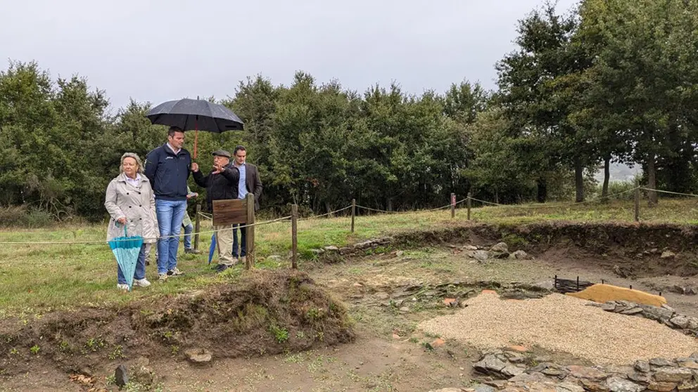 El conselleiro de Cultura, Lingua e Xuventude visitó el Castro de Doade, en Lalín, uno de los enclaves incluidos en las actuaciones del 2024 del Gobierno gallego.