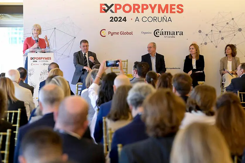 La directora del Igape, Covadonga Toca, acompa&ntilde;ada por la secretaria general t&eacute;cnica de la Conseller&iacute;a del Mar, Marta Barreiro, inauguran la XI edici&oacute;n de Exporpymes.