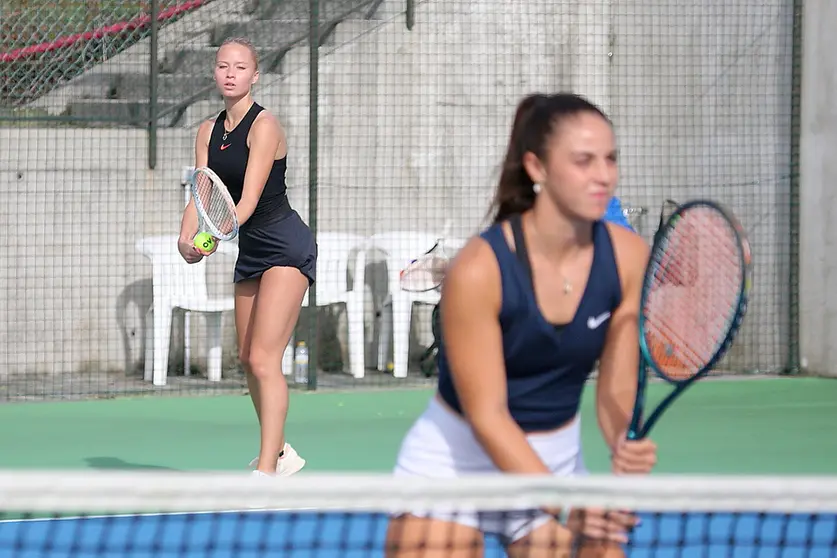 En el enfoque, la rusa Pozarenko con la española Marina Gatell.
