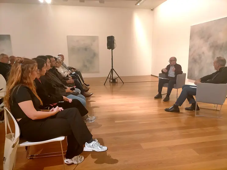 Miguel Fernández Cid y el artista Bosco Caride, en el MARCO.