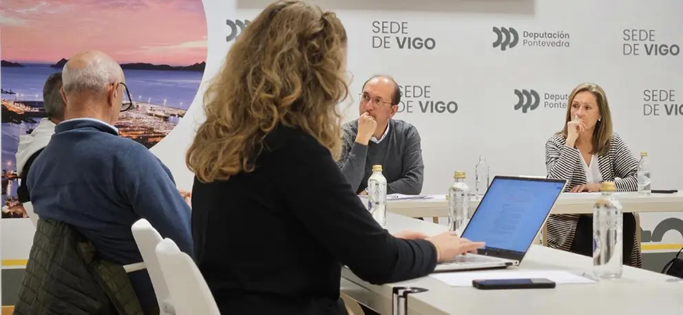 Representantes del Gobierno gallego y de la institución provincial escuchan de primera mano ideas y sugerencias de entidades culturales vinculadas con festivales, la edición y la literatura.