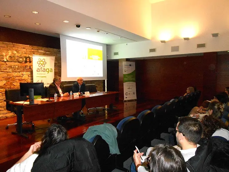 Afaga Alzheimer organizó un encuentro en Vigo para abordar temas clave como la afasia, la vida en comunidad en centros residenciales y el duelo anticipado en personas con demencia.