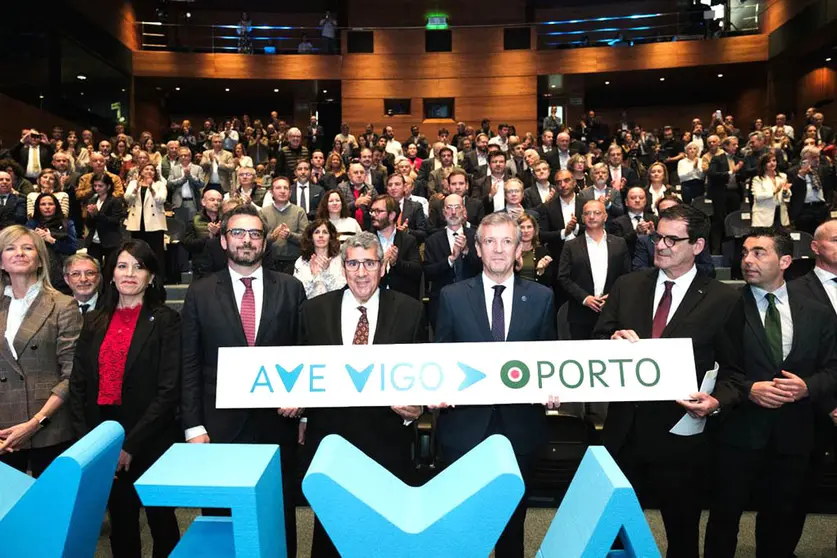 El titular del Ejecutivo gallego participó en un gran acto cívico, organizado por la Xunta, para demandar esta infraestructura.