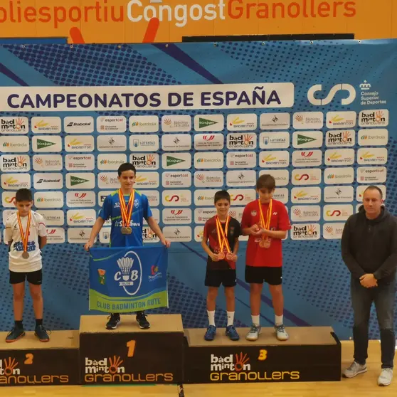 Álvaro Gómez, joven promesa del bádminton vigués, ha vuelto a brillar al proclamarse Campeón de España Sub-13 en dobles masculino y obtener dos medallas más.