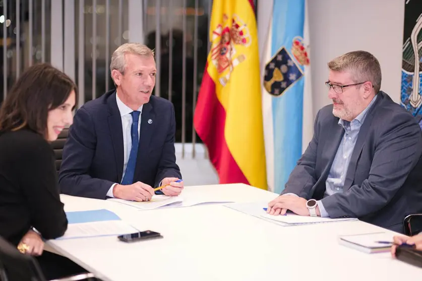 El presidente de la Xunta, acompañado por la conselleira de Economía e Industria, María Jesús Lorenzana, mantuvo hoy un encuentro con los responsables de la factoría de Balaídos.