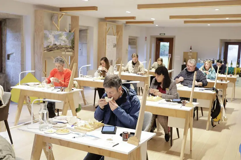 Un jurado experto evalúa decenas de muestras de miel y queso en Galicia.