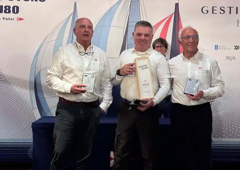 Juan Lago recoge el premio del Alboroto ganador. GEMMA COMESAÑA.