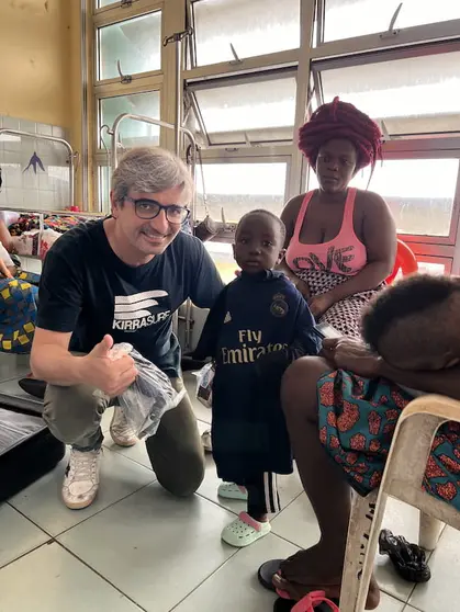 El BBVA dona 130 obras de arte para una subasta híbrida en el Sporting Club Casino, permitiendo a todos participar y contribuir a proyectos solidarios de la Fundación Diego González Rivas.