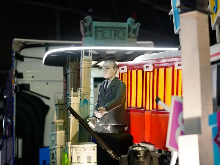 A carroza, unha obra de arte móbil de 12 metros de longo, 2,60 de ancho e catro de alto, foi deseñada e construída polo recoñecido mestre fallero Vicente Martínez.