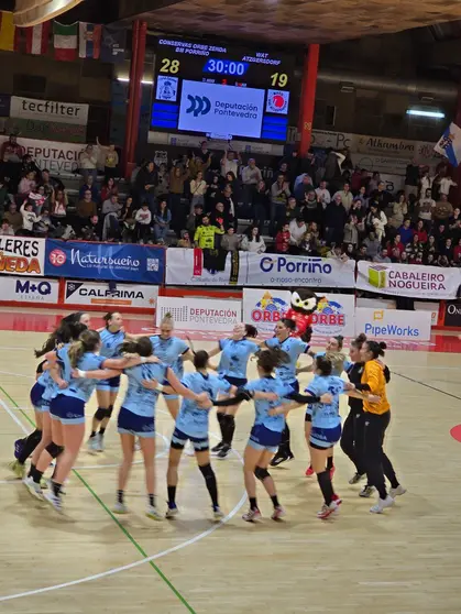 Las jugadoras del Porriño celebran la conquista Europa: gesta histórica en la EHF European Cup.