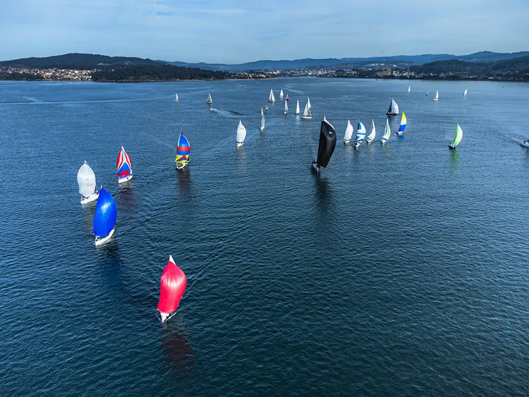 La flota compitiendo en la ría durante la pasada edición. © Jacobo Bastos.