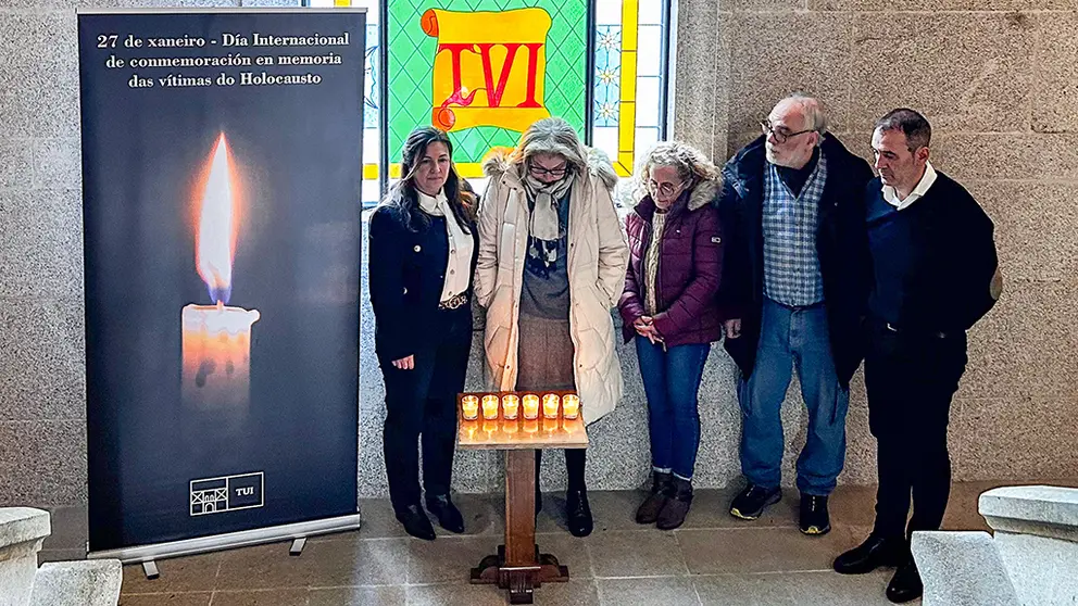 El acto contó con la presencia del alcalde, la concejala de Turismo y una residente tudense descendiente de víctimas del Holocausto.