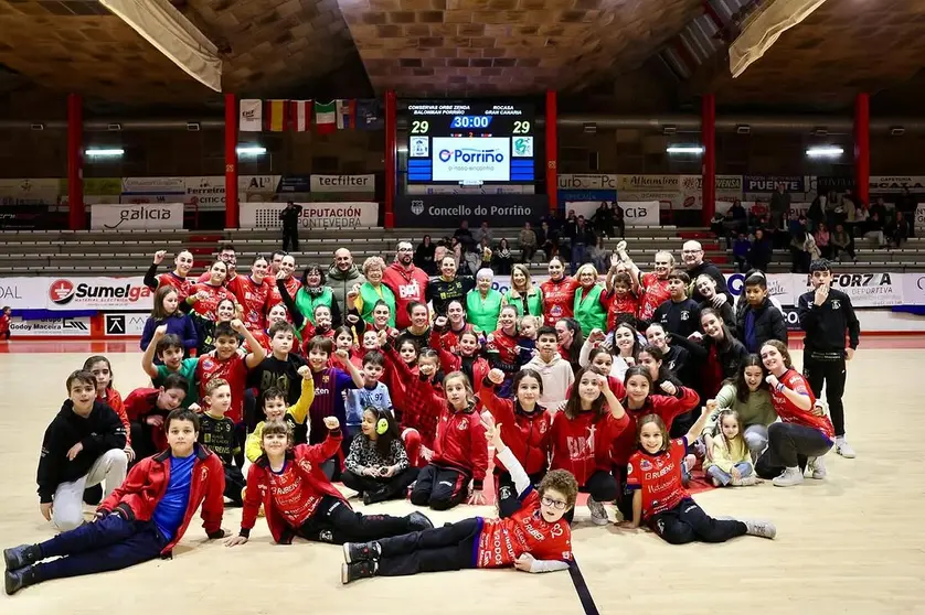 Alegría de jugadoras y jóvenes seguidores del equipo en la foto final de un partido de infarto pero de feliz remate.
