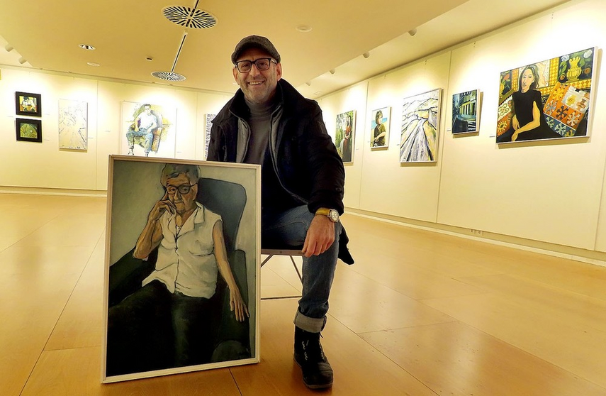 Daniel Manfred con el retrato de su madre.