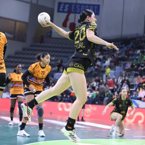 Maider Barros, desde el extremo derecho, lanzando a portería.