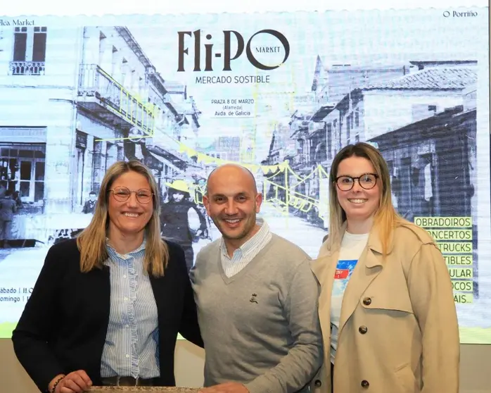 O alcalde, Alejandro Lorenzo, coas organizadoras do evento.