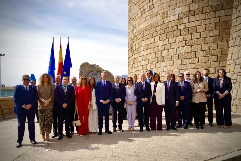 Unión en el Camino: Representantes de Galicia y Melilla celebran la colocación del mojón jacobeo, símbolo de fraternidad y futuro peregrino.