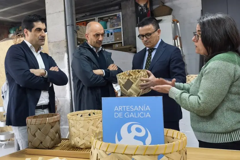 Visita das autoridades ao taller de Julia de la Cal.