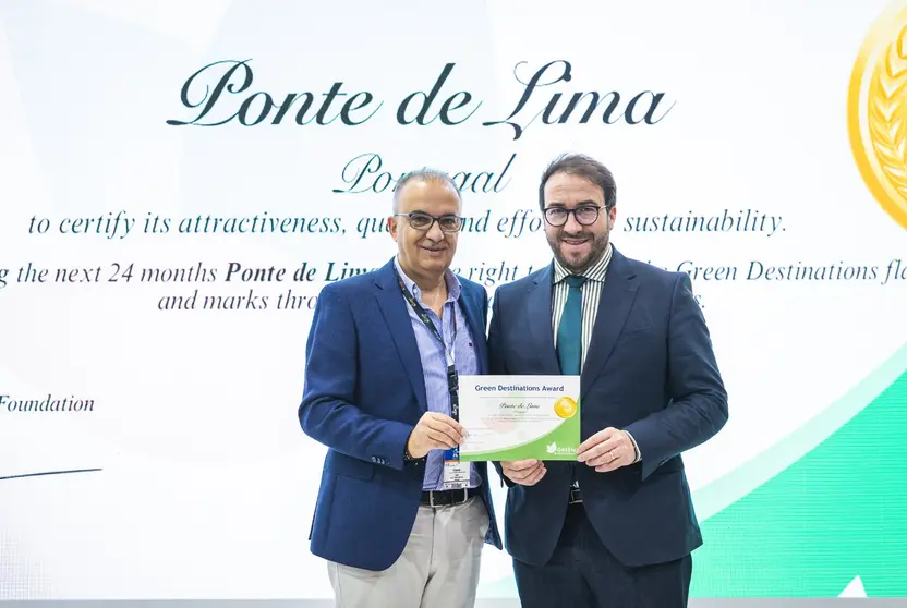 O Vereador limiano Paulo Barreiro de Sousa recebe o prémio das mãos do presidente da TPN de Portugal, Pedro Martíns