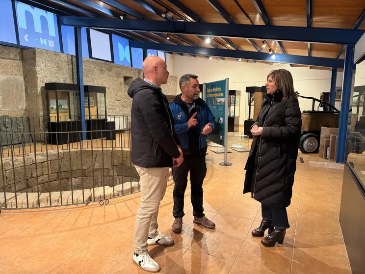 La alcaldesa Nava Castro en el Museo de Ponteareas.